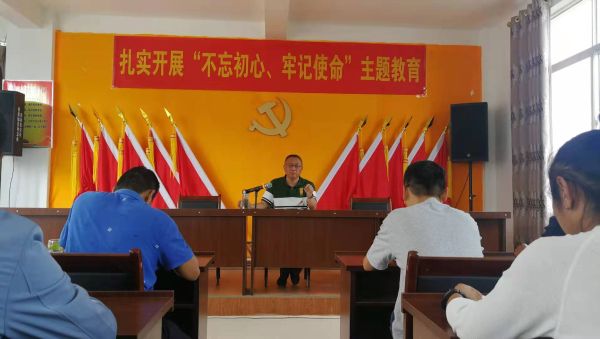 区政协副主席唐永恒在邦东村讲党课