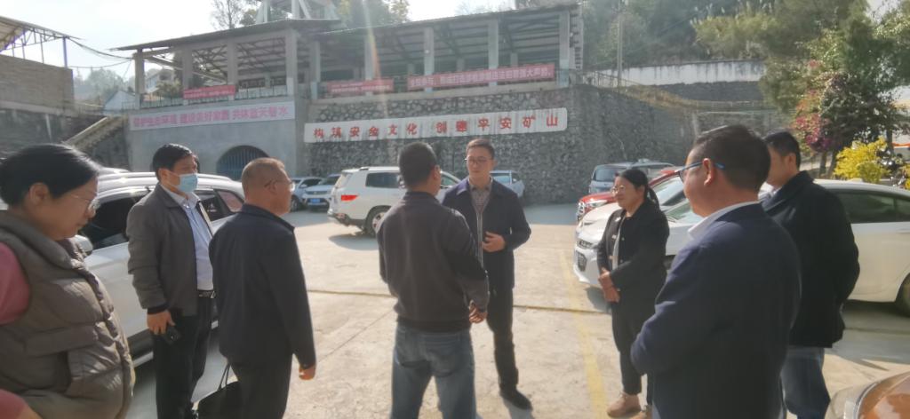 区委副书记、区长刘明武同志到鑫圆锗业调研矿山安全生产工作