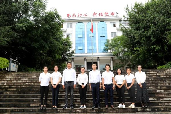 共青团博尚镇第十届委员会委员合影留念