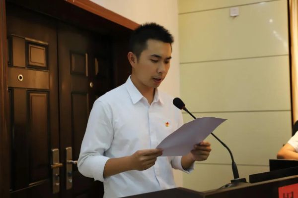 新当选的团委书记何欣洋表态发言