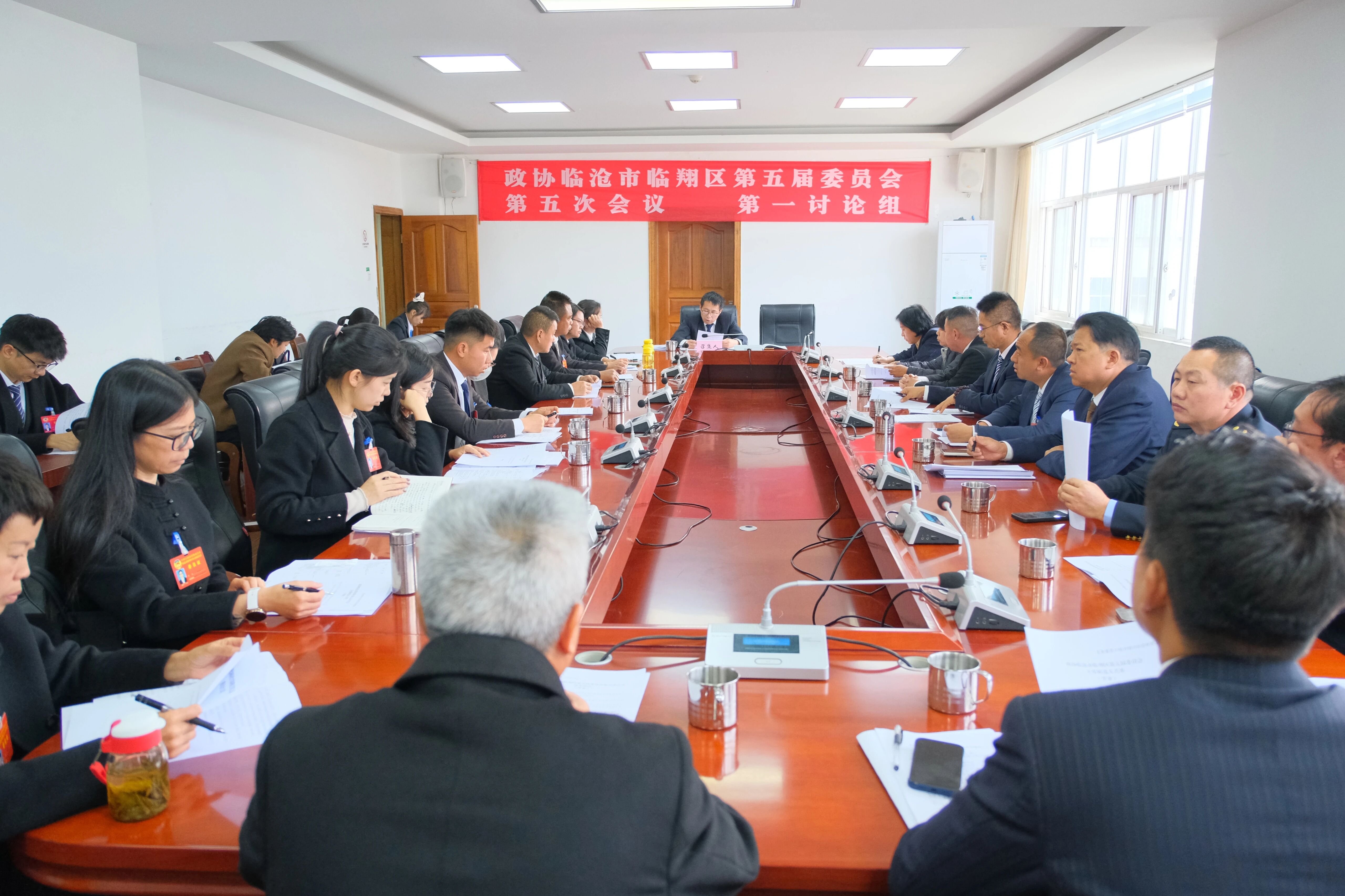 出席区政协五届五次会议的委员参加分组讨论审议