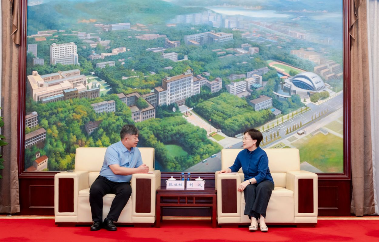 临沧市委常委、临翔区委书记魏丛柱一行来校调研