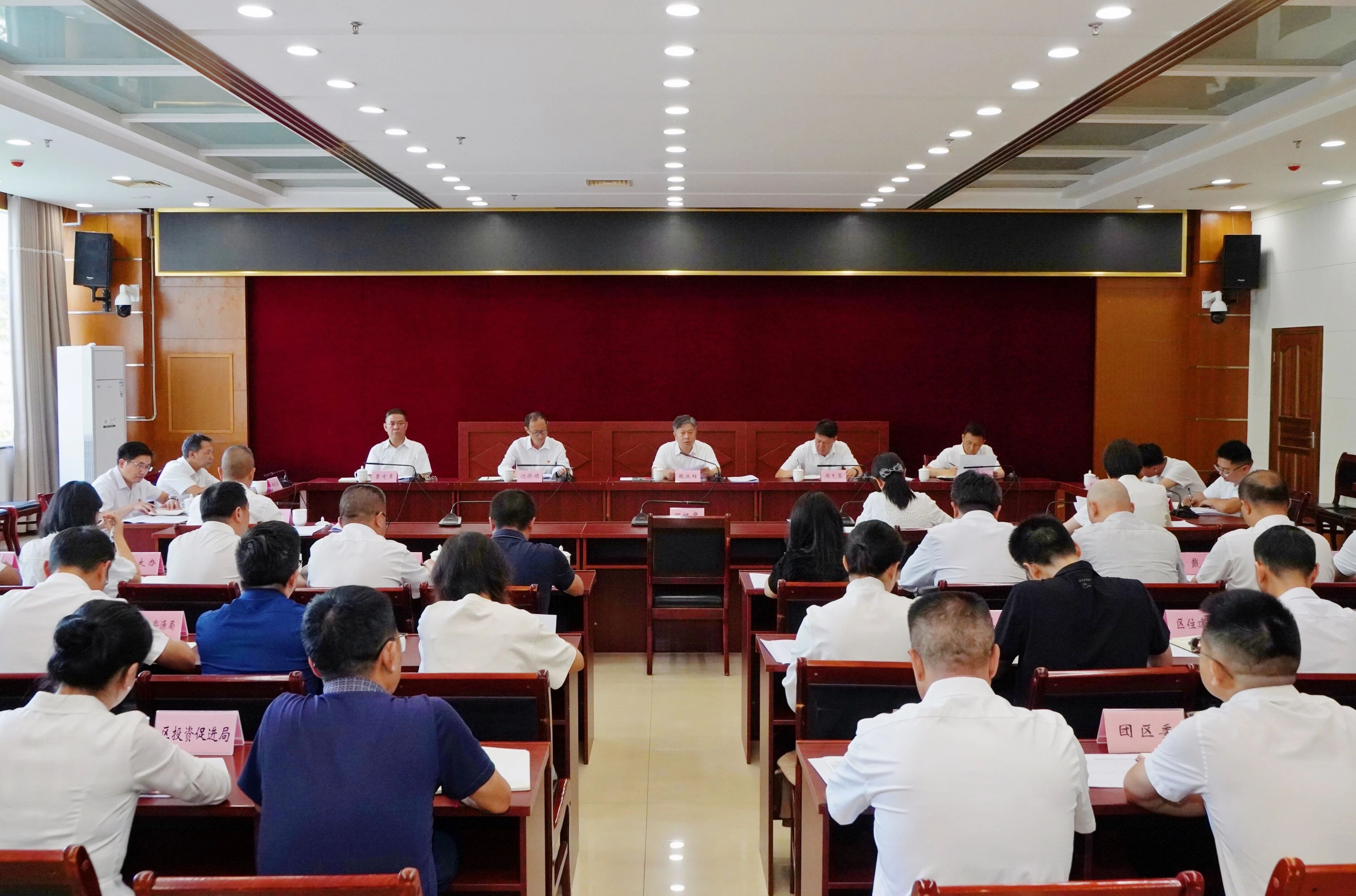 五届区委常委会召开第178次会议